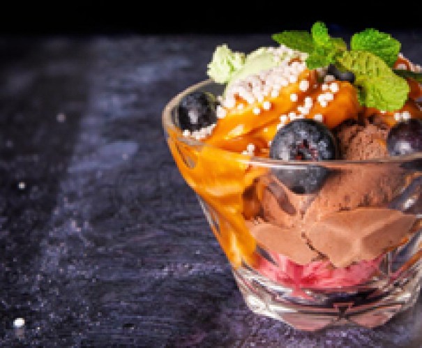 ассорти мороженого с клубникой и бананом в карамели